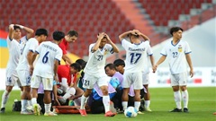 Cầu thủ Lào bị gãy chân trong trận thua đậm U22 Malaysia